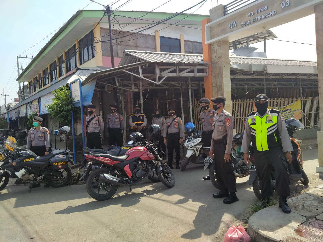 Langgar PSBB, Tim Gabungan Bubarkan Pedagang  Pasar Sandan Jatibarang