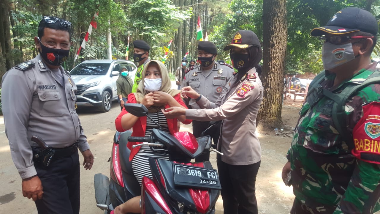 Polsek Babakan Madang Polres Bogor Disiplinkan Pengunjung Wisata Gunung Pancar