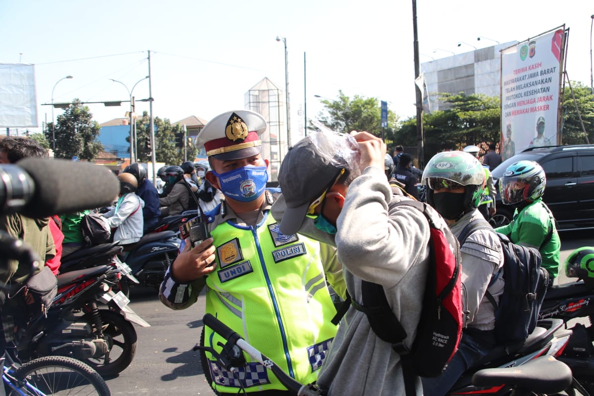 Bentuk Pendisiplinan Masyarakat Patuhi Protokol Kesehatan, Dalam Ops Patuh Lodaya 2020, Polda Jabar Bagi-Bagi Masker Pada Pengguna Jalan