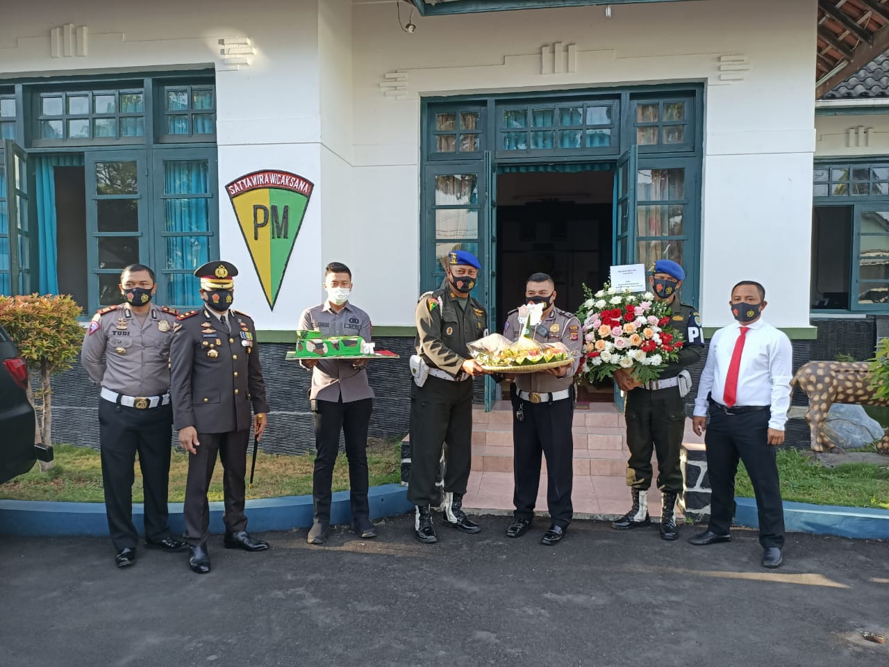 Dirgahayu TNI ke 75 Kapolres Sumedang Bagikan Kue Ulang Tahun