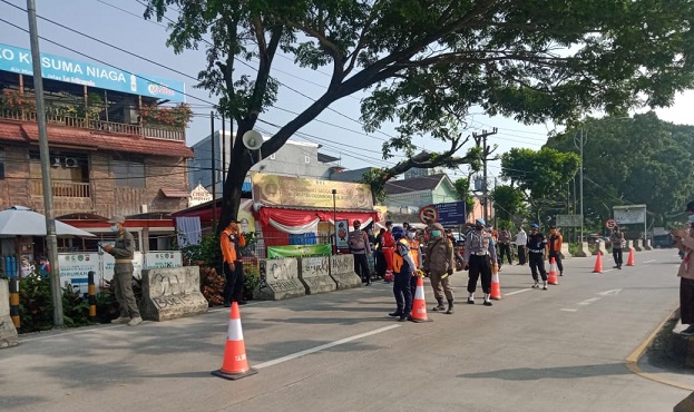 Perbatasan Sukabumi-Bogor Dijaga Ketat Petugas, Kendaraan yang melintas Diperiksa