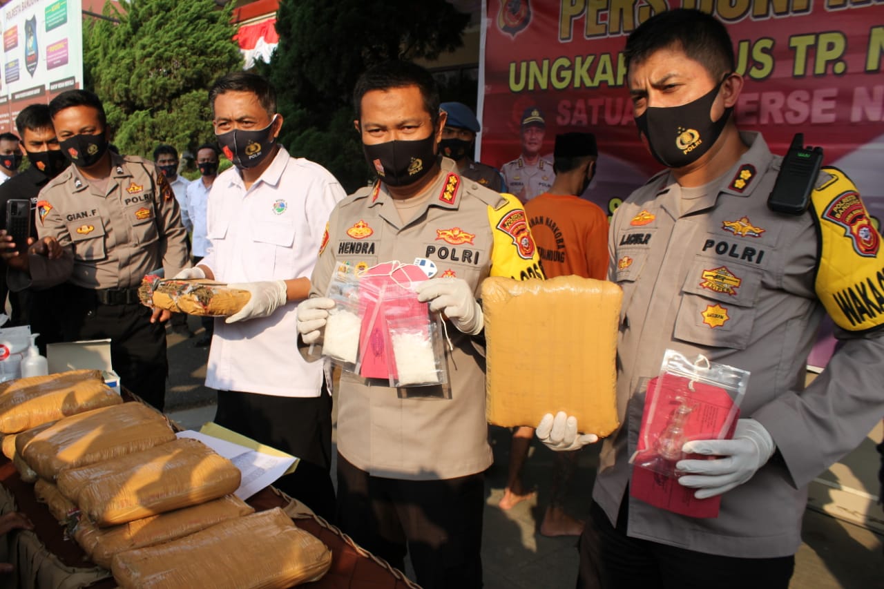 Polresta Bandung Berhasil Amankan Dua Tersangka Kurir Narkotika Jenis Ganja dan  Sabu