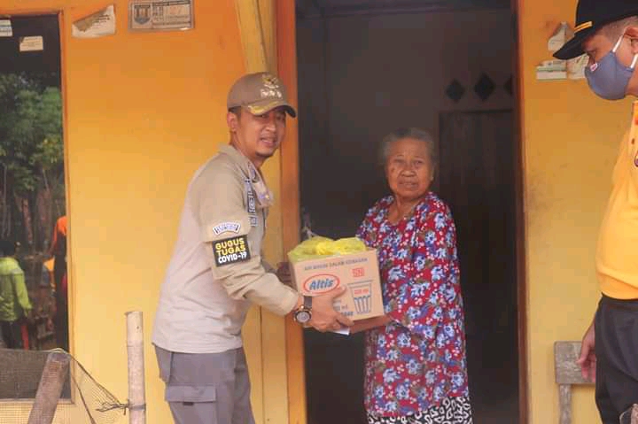 Camat Bantarsari Bagikan Bantuan Secara Langsung di Desa Citembong