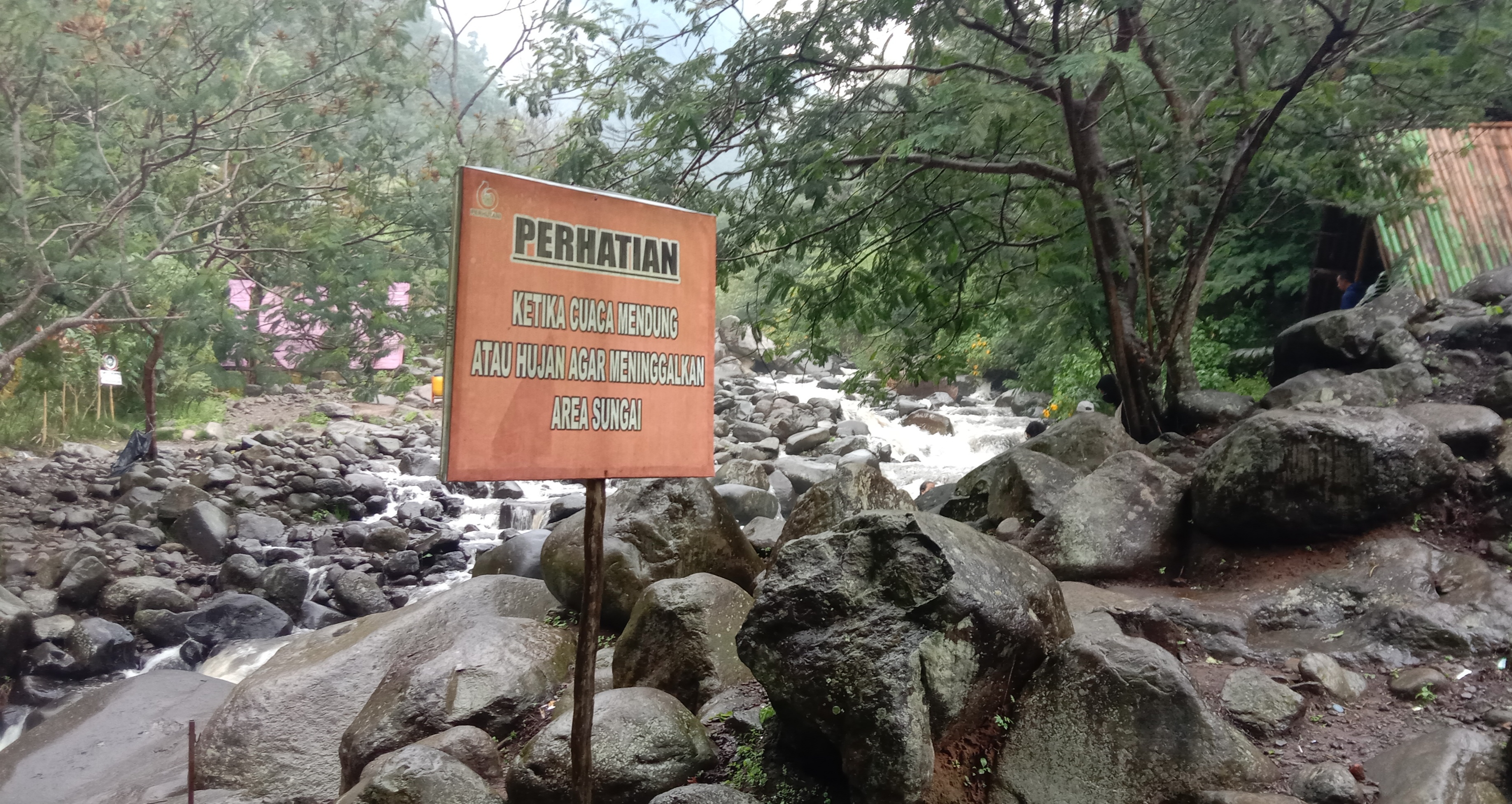 Kondisi Hujan di Obyek Wisata Gunung Puntang, Petugas Larang Wisatawan Dekati Sungai