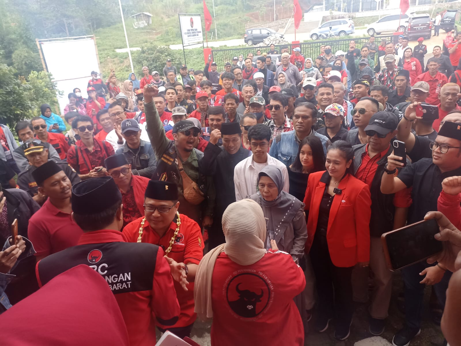 Ribuan Masa Antar Pamriadi Daftar Sebagai Balon Bupati Bandung Barat