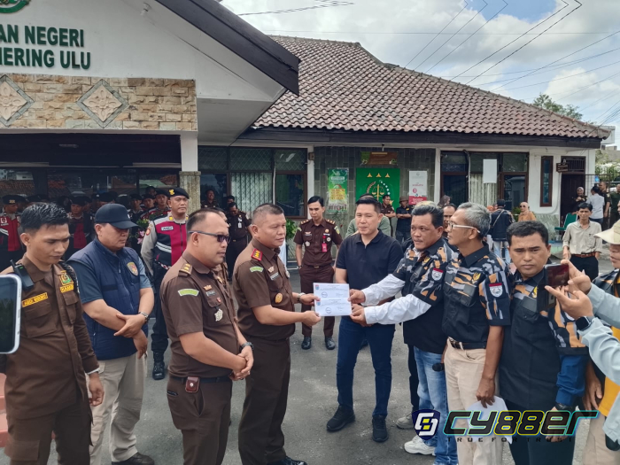 Massa AMP-OKU, Gelar Aksi Damai di Halaman Kantor Kejaksaan Negeri OKU