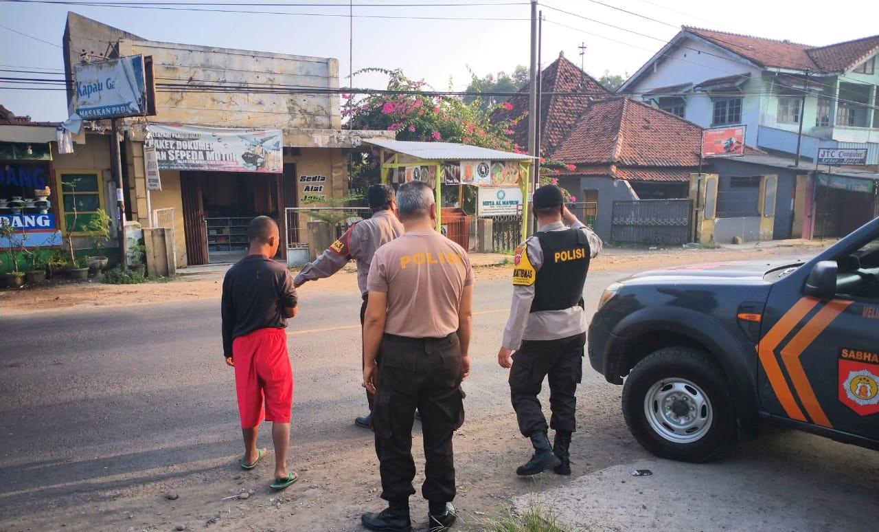 Baik Hati, Polisi ini Berikan Pakaian Pada ODGJ