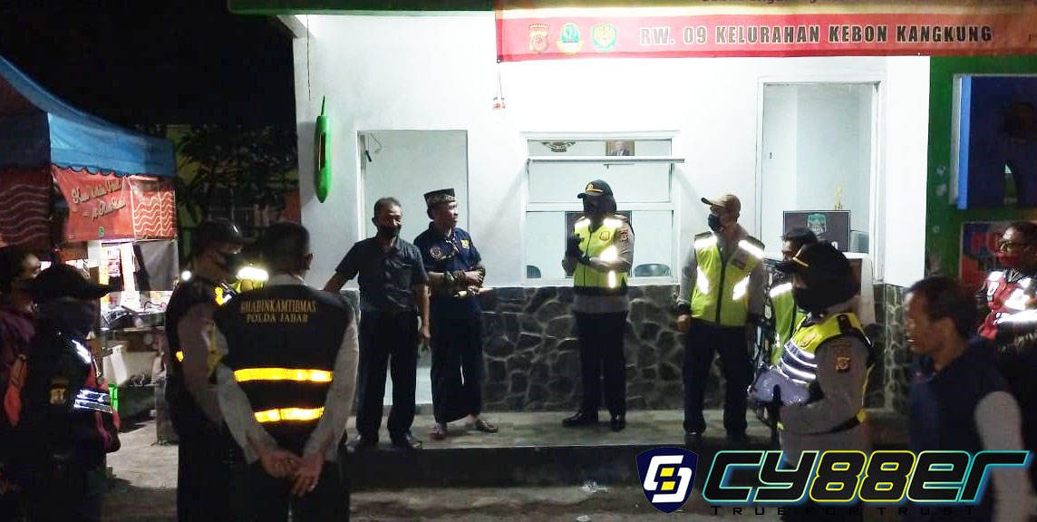 Cegah Penyebaran Covid-19 Dan Jaga Keamanan Lingkungan, Polrestabes Bandung Lakukan KRYD Dan Kontrol Pos Kamling di Wilkum Polrestabes Bandung 