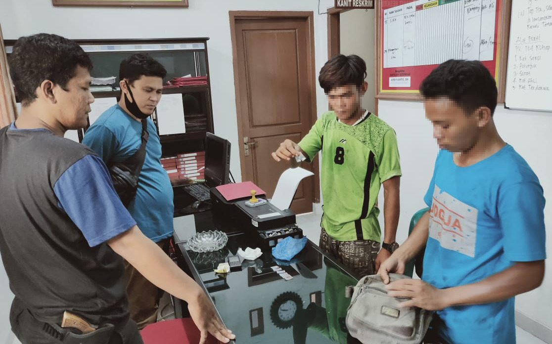 Polsek Gedung Aji Tangkap Dua Orang yang Kedapatan Membawa Narkotika