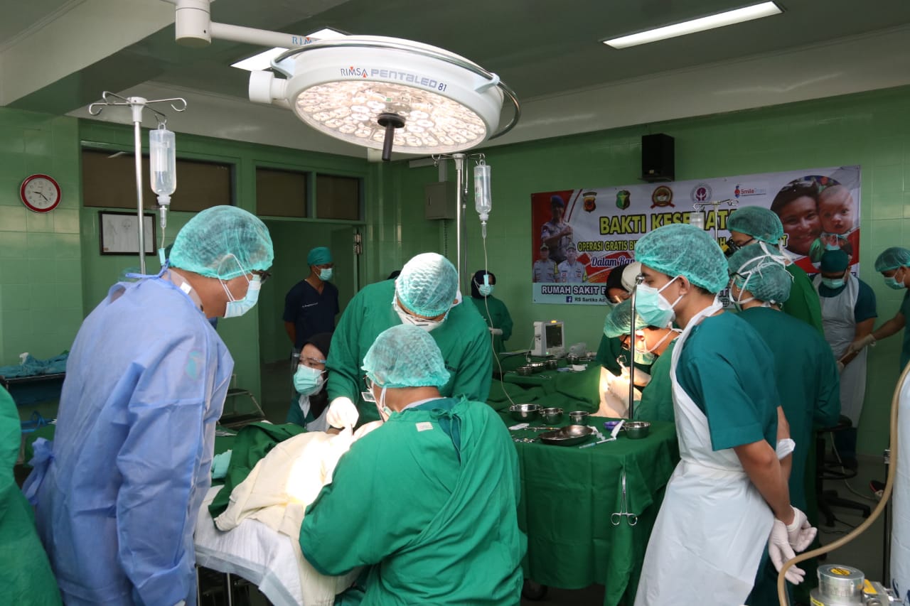 Dalam Rangka Hari Bhayangkara Ke-74, RS Bhayangkara Sartika Asih Polda Jabar Gelar Operasi Bibir Sumbing Gratis