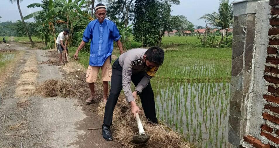 Wujudkan Lingkungan Bersih, Personel Polres Majalengka Polda Jabar Gotong Royong Bersama Warga