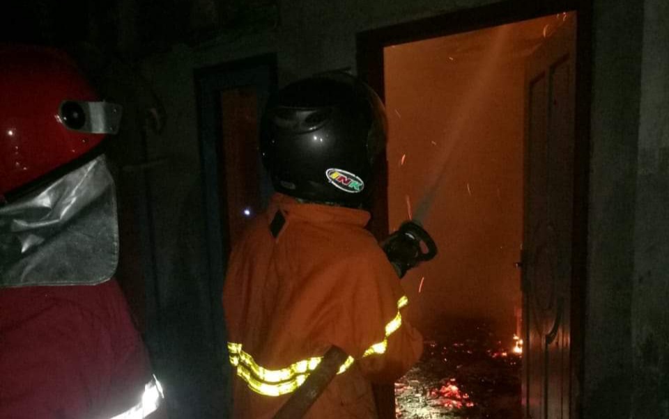 Sijago Merah Melahap Rumah Caswadi Dan Darmini Di Desa Rawa Urip Kec Pangenan
