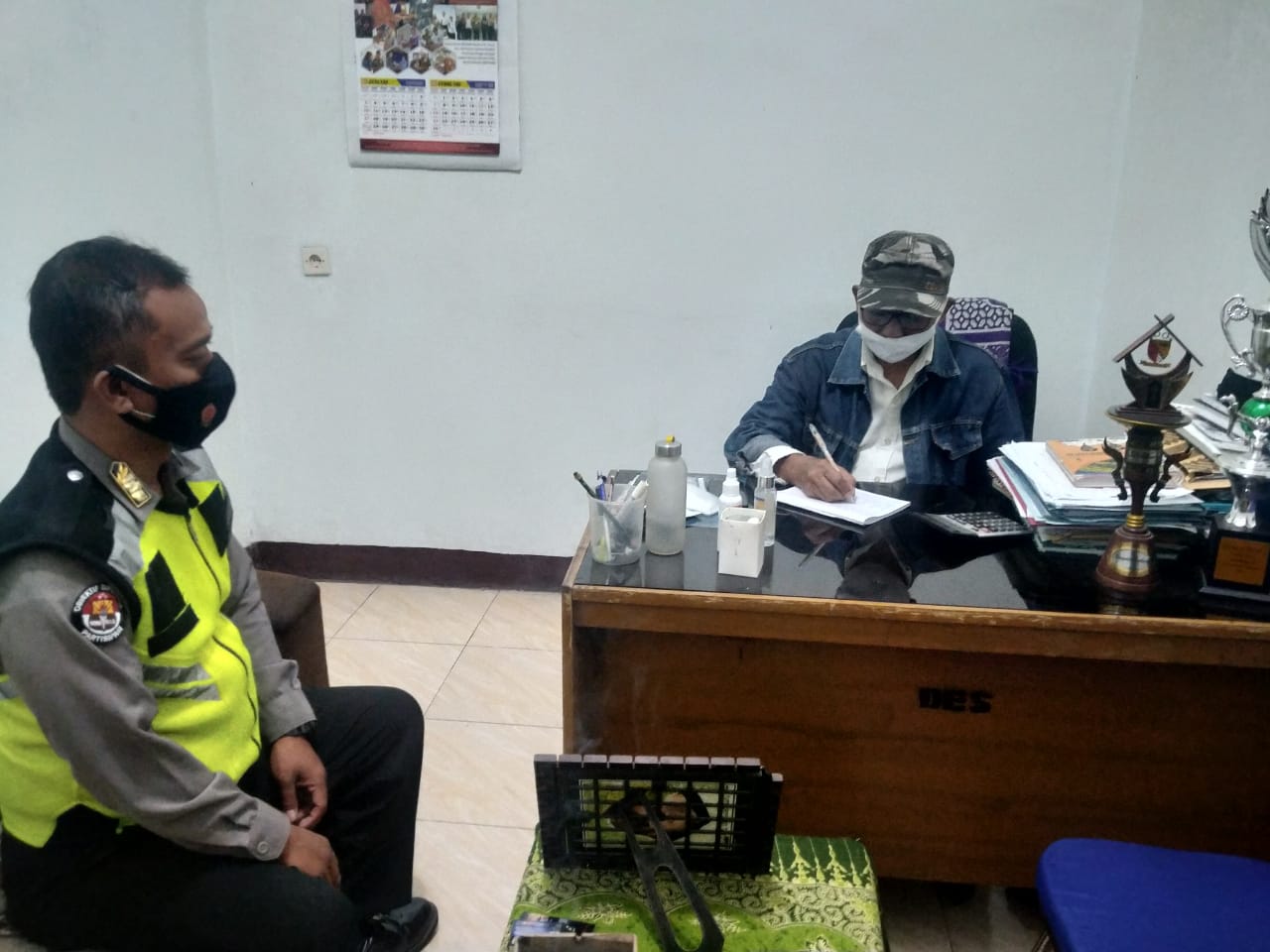 Bhabinkamtibmas Silahturahmi Dengan Sekdes Malakasari