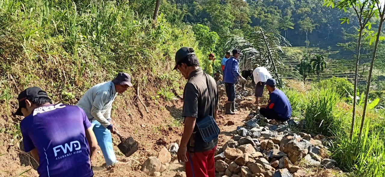 Belum Tersentuh Pemerintah, Warga Panyindangan, Pakenjeng, Bangun Jalan Desa Secara Swadaya
