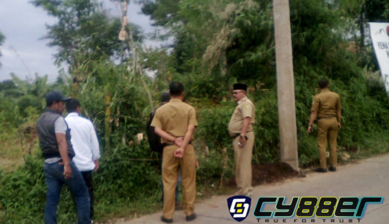 Pemasangan Tiang Listrik di Arjasari Kab Bandung Yang Membahayakan Masyarakat Pengguna Jalan