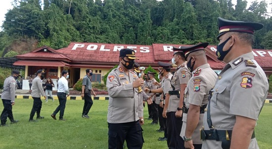 Pimpin Sertijab Pejabat Utama di Polres Raja Ampat, Kapolres Ingatkan Libatkan Semua Komponen