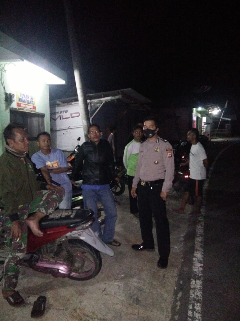 Patroli Sambang Polsek Cisompet Polres Garut Polda Jabar Sosialiasikan 3M Dini Hari Agar Masyarakat Memakai Masker