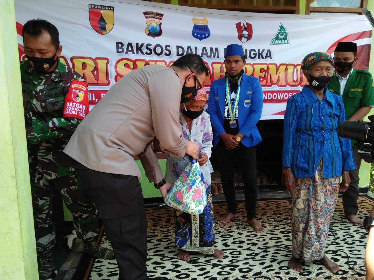 PMII,GMNI,GP Ansor Gandeng TNI POLRI Berikan Sembako Kepada Warga Grujugan Dihari Sumpah Pemuda