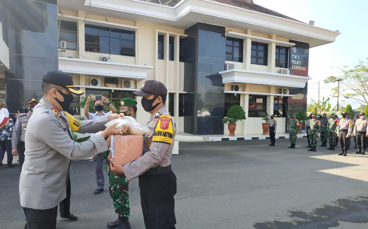 Polres Sumedang Bersama TNI Bagikan 255 Paket Sembako Pada Purnawirawan Polri Terdampak Covid-19