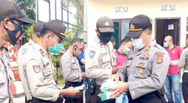 Kapolres Karangasem Sumbangkan Masker dan Vitamin C