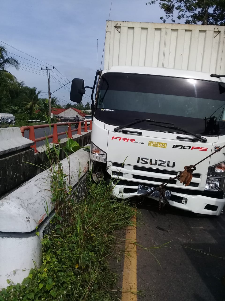As Roda Patah, Sebuah Truk Mengalami Kecelakaan Tunggal