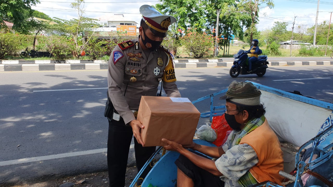 Bakti Sosial Bagi - Bagi Sembako Dalam Rangka Ops Zebra Lodaya 2020, Sat Lantas Polres Cirebon Kota Polda Jabar Peduli Sesama