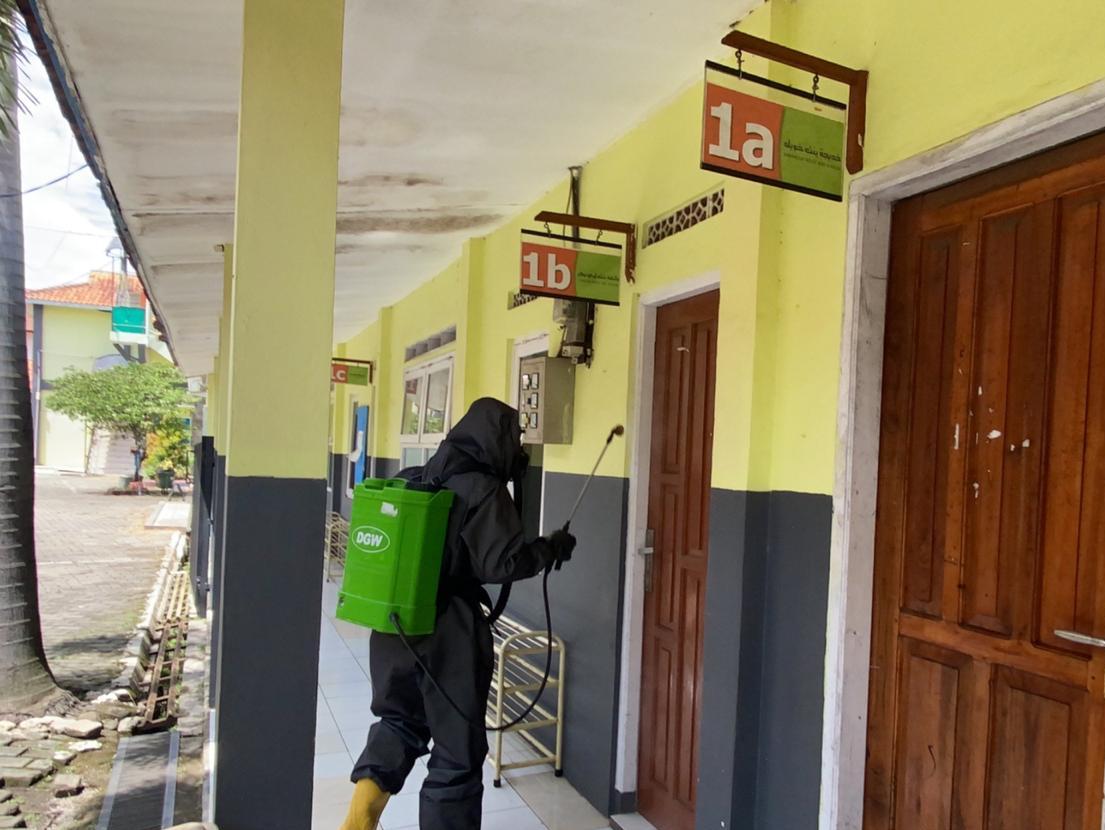 Pasukan Khusus Sat Brimob Polda Jabar Semprot Cairan Disinfektan di Sejumlah Sekolah