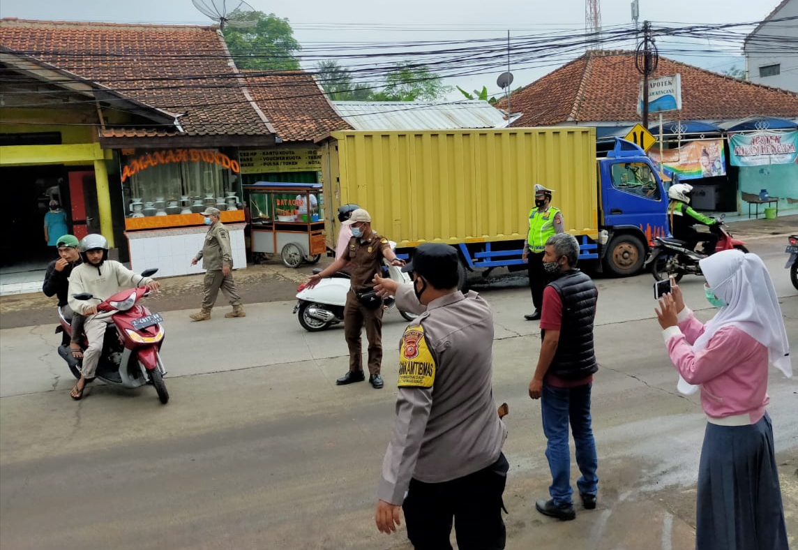 Kapolsek Cimanggung Pimpin Langsung Ops Yustisi Prokes Covid-19 di Wilkumnya