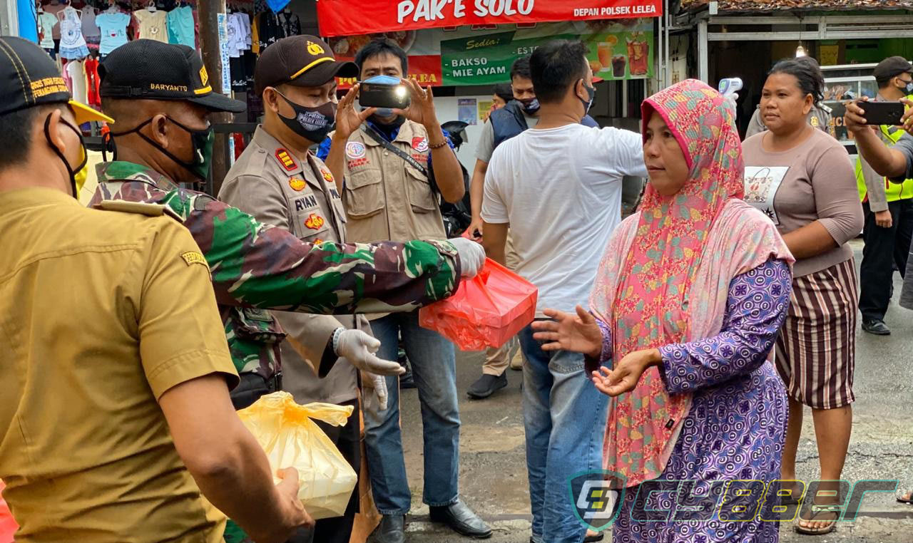 TNI/POLRI bersama Pemkab Indramayu Bagikan 500 Nasi Kotak dan 100 Masker