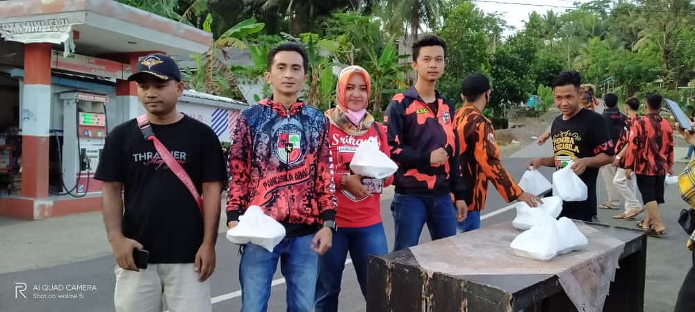 Ormas Pemuda Pancasila Ranting Karyamukti PAC Banjaranyar Laksanakan Berbagi Takjil