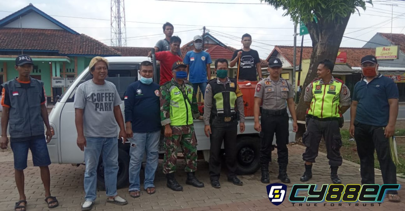 Putus Penyebaran Corona, Karang Taruna Singa Perbangsa Bantu Pemdes Melakukan Penyemprotan Disinfektan