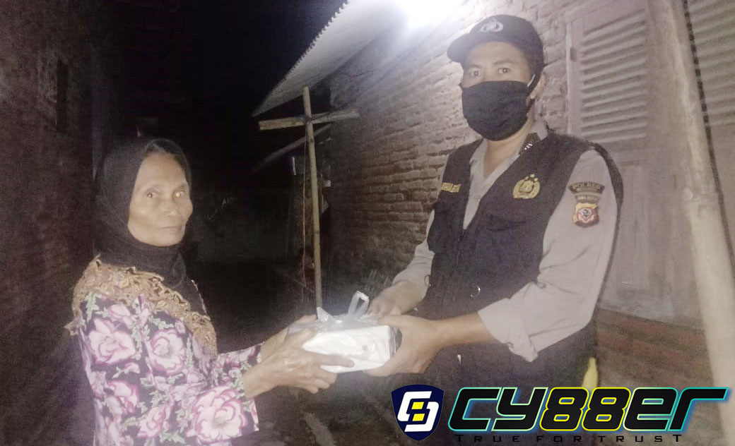 Jelang Sahur Kapolsek Pasekan Bagikan 100 Nasi Kotak Untuk Warga Kurang Mampu