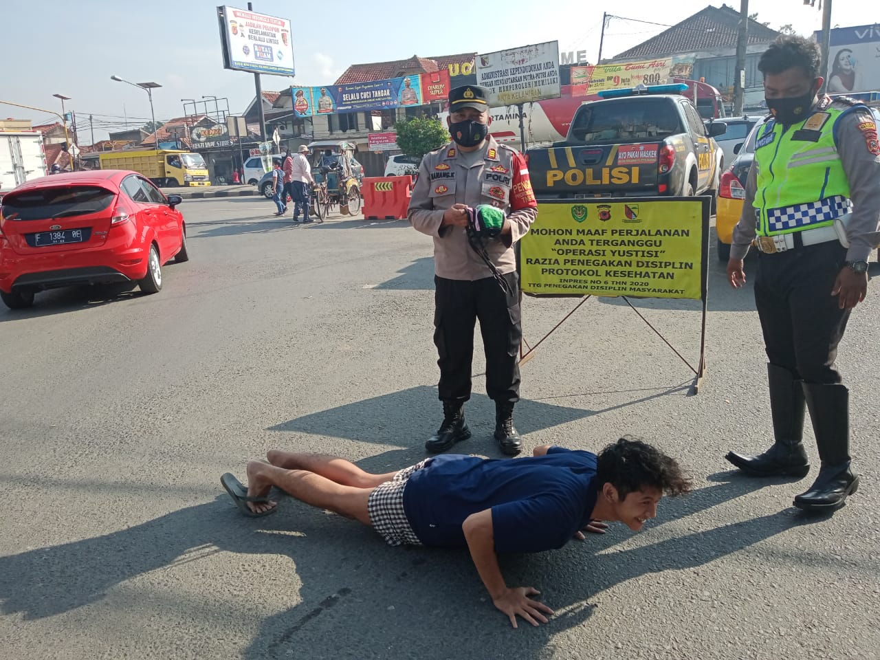 Polresta Bandung Beri Imbauan Disiplin Prokes di Pasar Dangdeur
