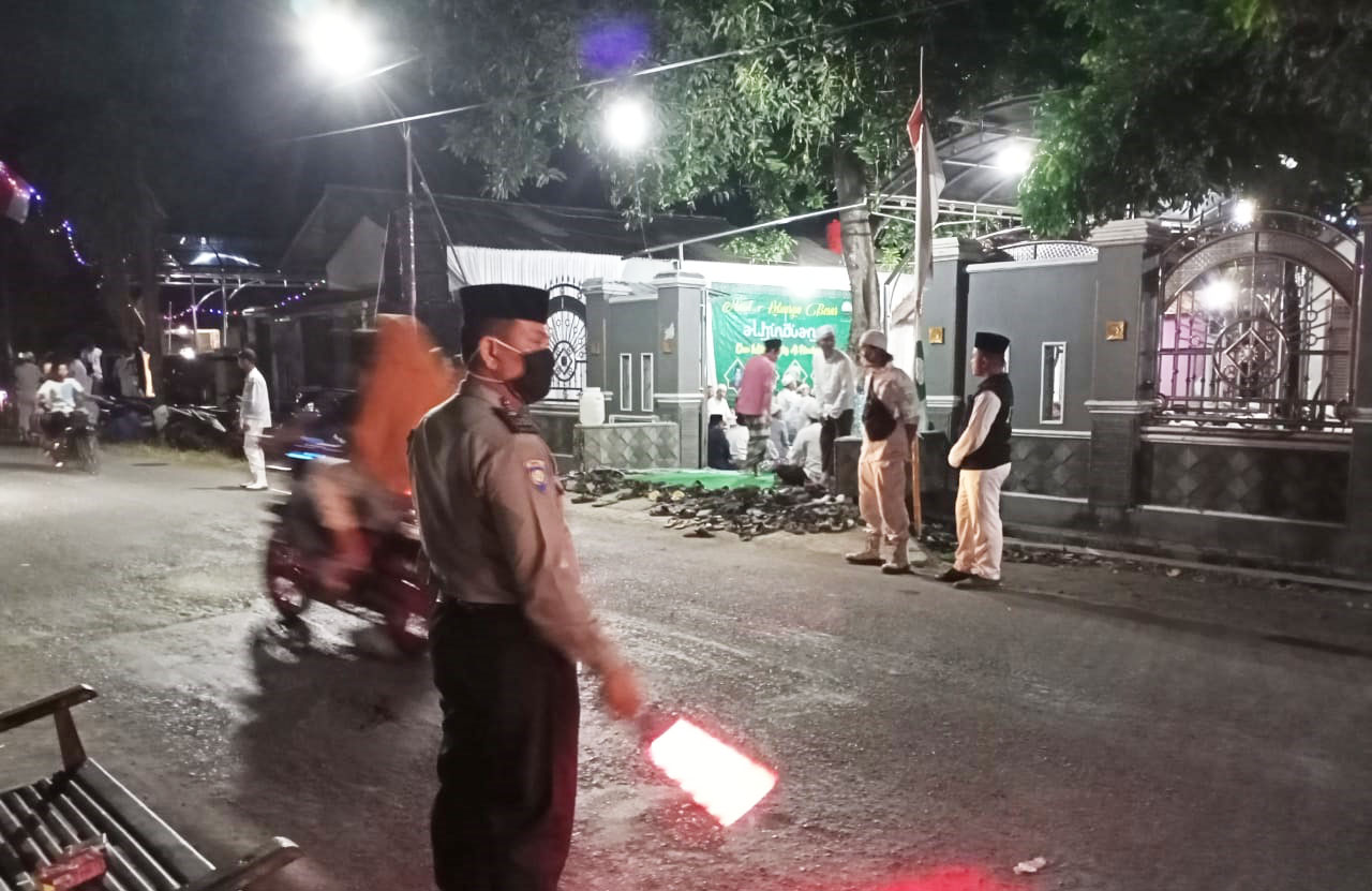 Anggota Polsek Karangampel, Awasi Protokol Kesehatan Pada Kegiatan Milad Majelis Alhinduan dan Haul keluarga besar Alhinduan