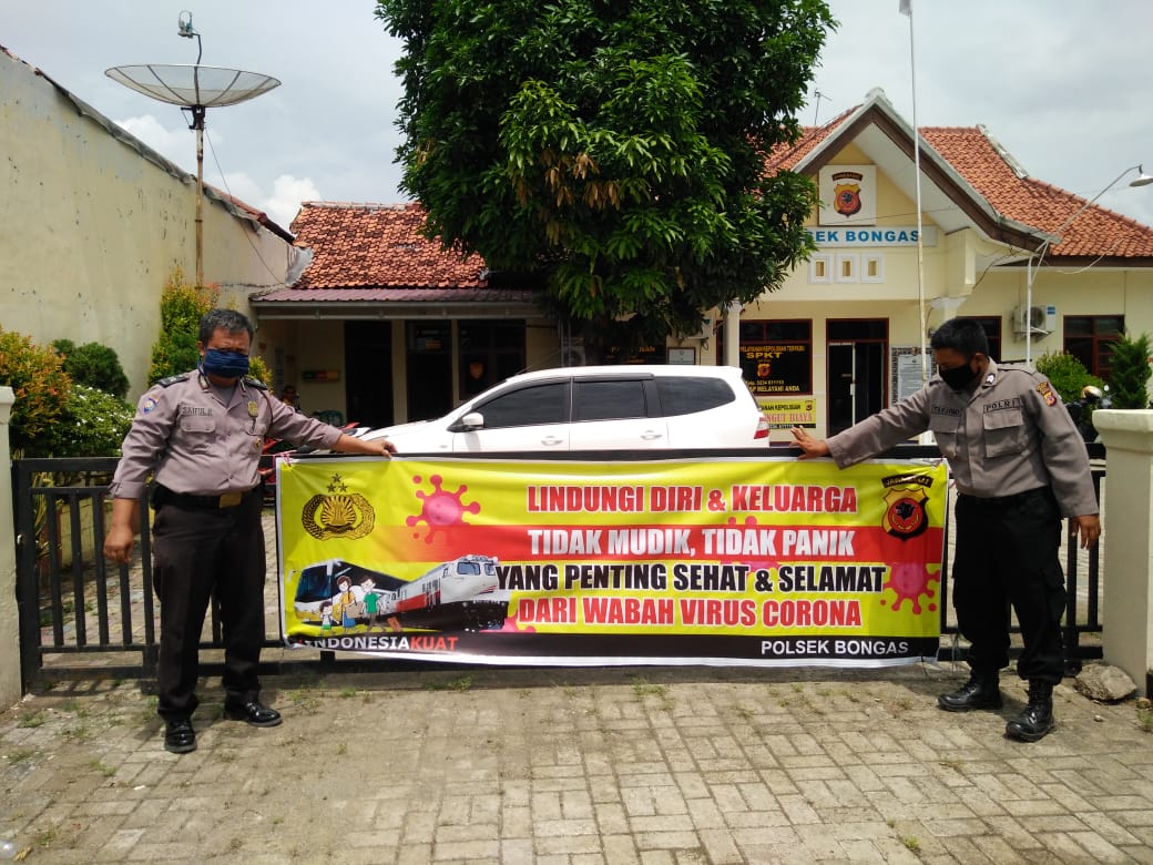 Polsek Bongas Pasang Sepanduk Himbau Warganya Agar Tak Mudik