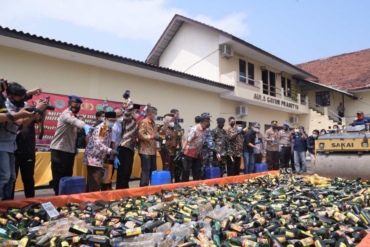 21 Ribu Miras Berbagai Merk di Cirebon Kota, Dimusnahkan