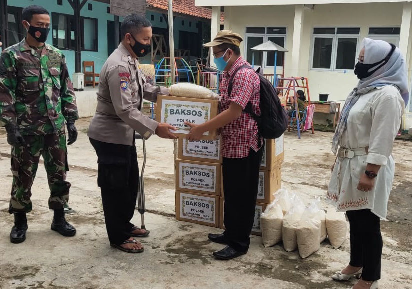Peduli Warga, Polsek Sumedang Utara Kembali Lakukan Bansos