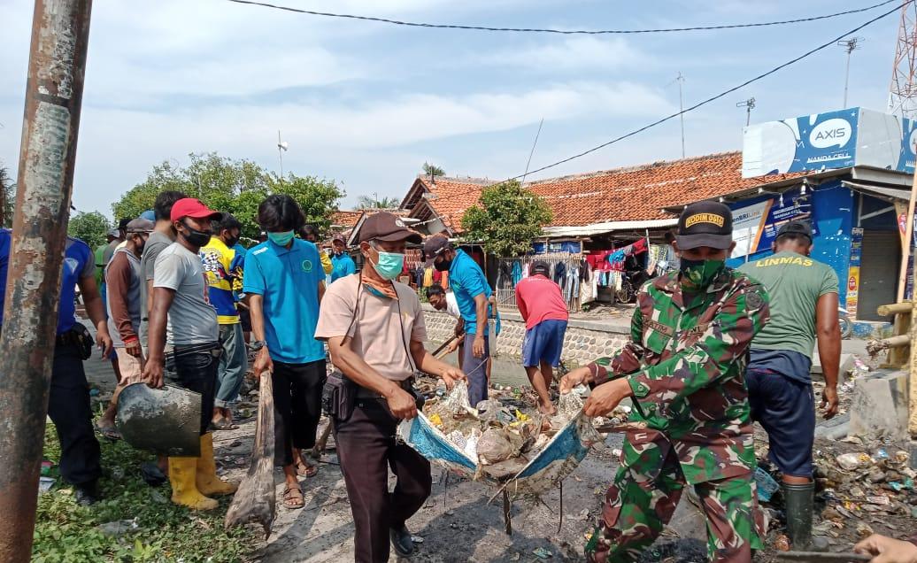 Bentuk Cinta Lingkungan Polsek Losarang Bersihkan Tumpukan Sampah