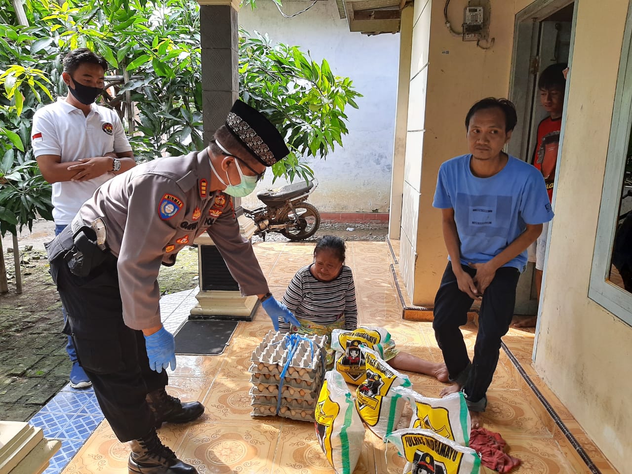 Peduli Pada Alm PDP, Sat Binmas Polres Indramayu Berikan Santunan Berupa Sembako