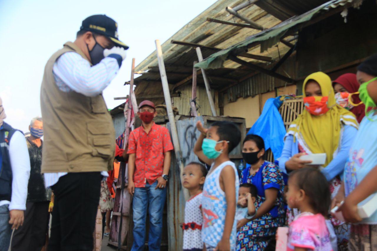 Wakil Wali kota Bekasi, Tri Adhianto Monitoring Penerapan PSBB sambil Berbagi Nasi kotak dan Masker