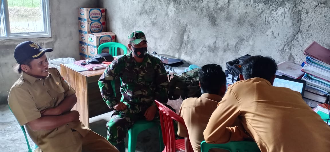 Bersama Masyarakat Binaanya Serda Susilo Wahyu Bersinergi Sosialisasikan Prokes