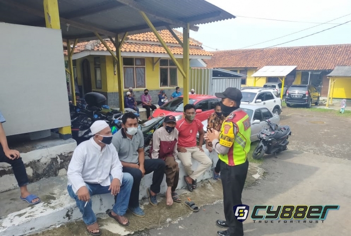 Di Masa PPKM Darurat, Sambil Berkeliling Bhabinkamtibmas Polsek Maja Himbau Prokes