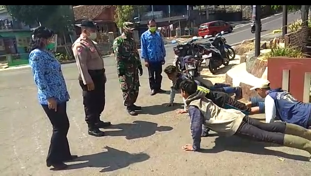 Penegakan Disiplin dan Bagi Bagi Masker  Bersama Koramil 1515 Polsek, Pol PP dan Poskes Kec Cigugur