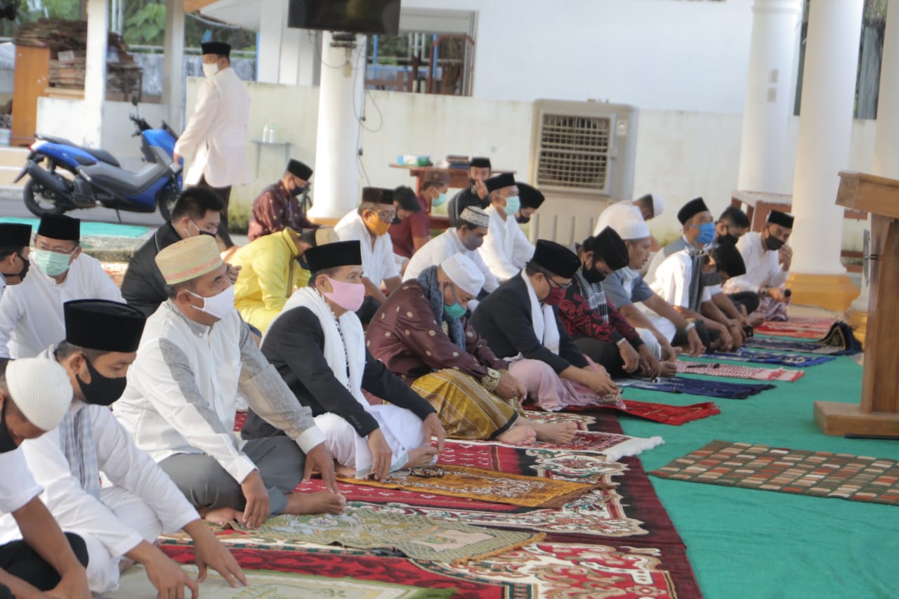 Bupati OKU  Melaksanakan Sholat Idul Fitri 1441, Hijriah Bersama Keluarga