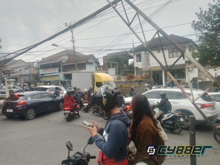Kemacetan Parah di Depan Polsek Cibeunying Kaler Warga Keluhkan Minimnya Pengaturan Lalu Lintas