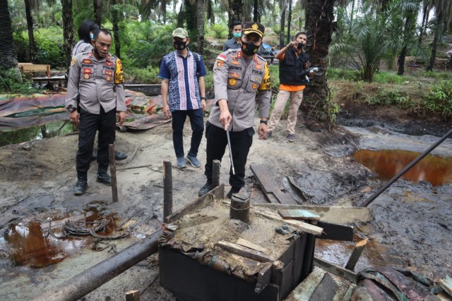 Sumur Minyak Ilegal di Muaro Jambi Ditutup Kepolisian