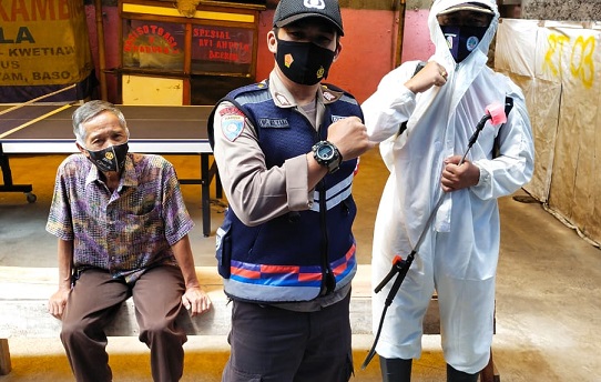 Cegah Penyebaran Virus Corona, Binmas Desa Cibiru Wetan Dampingi Kegiatan Penyemprotan Disinfektan 