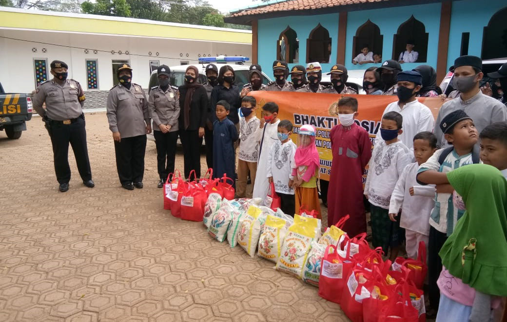 Polwan Polres Purwakarta Salutkan Bansos Kepada Masyarakat Terdampak Covid 19