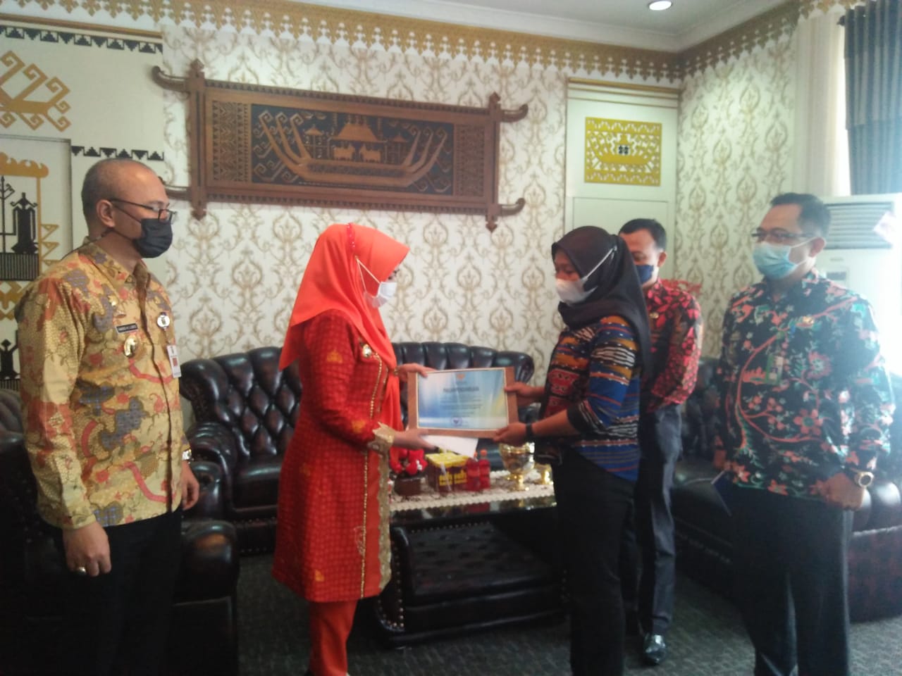 Halimah dapat penghargaan dari Bupati Tanggamus