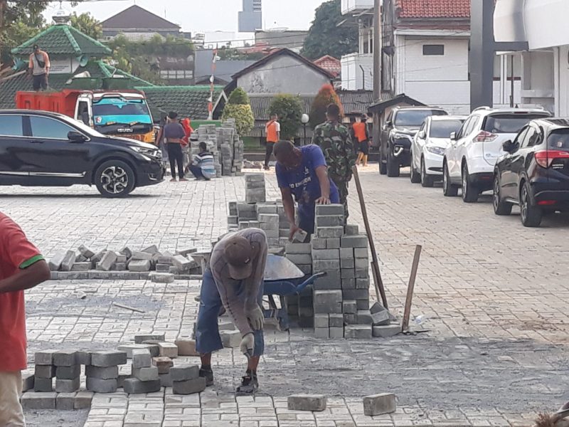 Oknum Berpangkat Tinggi Diduga Back Up Kontraktor, Proyek Mall Madukara Dijaga Anggota TNI
